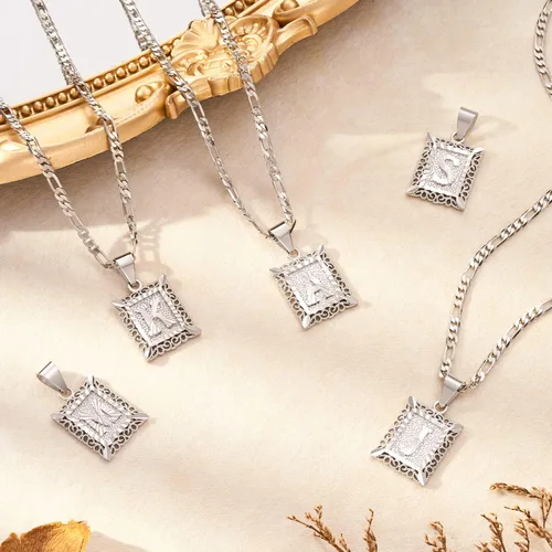Vista 4 de KissYan Collar Figaro con dije y letra inicial para hombres y mujeres collar chapado en oro de 18 quilates con dije de monograma cuadrado letras