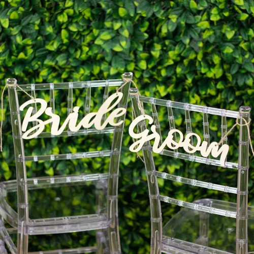 Vista 4 de Efavormart - Juego de 2 letreros de madera natural para silla de novia y novio, caligrafía de 12 x 5 pulgadas, accesorios para fotos de boda