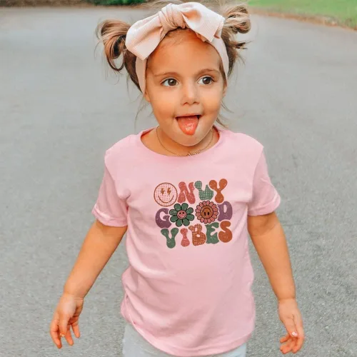 Vista 2 de Camiseta de algodón con estampado de letras gráficas divertidas, para el verano, para niñas y bebés