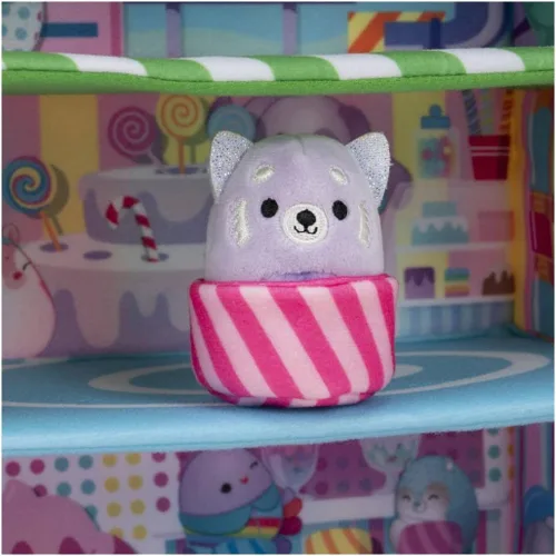 Vista 7 de Squishville de Original Squishmallows Sweet Shop - Set de juego con Priya la Panda Púrpura de 5 cm, Tres’zure el Gato Azul y Mesa y Silla de Bistro