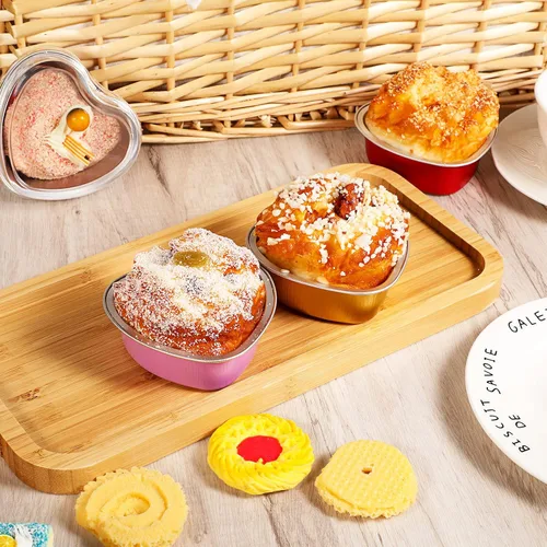Vista 3 de Cunhill 60 juegos de moldes para pasteles en forma de corazón con tapas, 3.4 onzas líquidas, papel de aluminio, mini moldes desechables para blanco