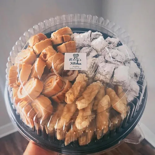 Vista 6 de Frcctre Paquete de 12 bandejas de plástico de 12 pulgadas con tapa, platos desechables de plástico para servir alimentos con tapas de cúpula