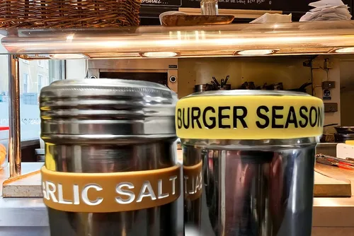 Vista 3 de Condimento de hamburguesas" Nombre de la banda, Coctelera de dragado, Coctelera de especias para sal, canela, Cocinar dispensador de cocción