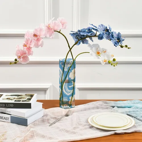 Vista 3 de Jarrón de plástico azul bohemio con flores de cachemira blanca, 11.8 x 3.9 pulgadas, portavelas decorativo, irrompible, mesa de boda, oficina