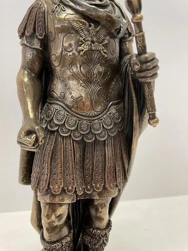 Vista 9 de Cayo Julio César en uniforme militar romano Estatua Acabado Bronce