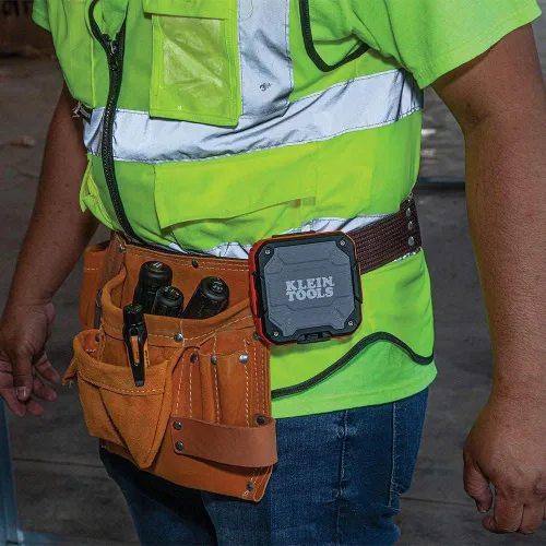 Vista 5 de KLEIN TOOLS AEPJS2 - Altavoz Bluetooth con tira magnética y gancho, recargable, inalámbrico y compatible con Aux, manos libres, tiempo