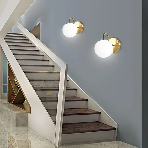 Vista 4 de Moderno aplique de pared para dormitorio, latón cepillado, lámpara de pared interior de globo blanco leche, lámpara de pared de vidrio para baño