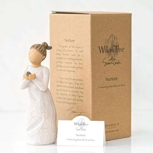 Vista 6 de Willow Tree Nurture, figura esculpida pintada a mano Hand-Painted Resin Figurine, Sculpted by Artist Susan Lordi, Celebrates Loving Family
