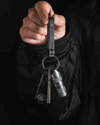 Vista 4 de FEGVE Titanium Key Belt Clip with 1.1″ Ti Key Ring, Rotary Anti-Slip Lock GR5 Titanium Alloy, Ultra-Light, Rustproof & Anti-Deform