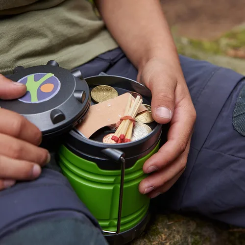 Vista 6 de HABA Linterna de campamento con asas resistentes para transportar y colgar con práctico compartimento de almacenamiento, elementos esenciales
