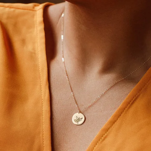 Vista 3 de Collar de flor de oro para mujer, chapado en oro de 14 quilates, collar con dije de moneda floral de nacimiento grabada