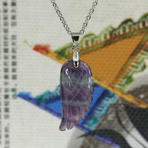 Vista 3 de Collares con colgante de ala de ángel tallada a mano con fluorita arcoíris natural, 18 pulgadas