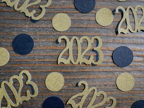 Vista 2 de Glitter Gold 2023 Graduation Party Confetti with Black and Gold Circles