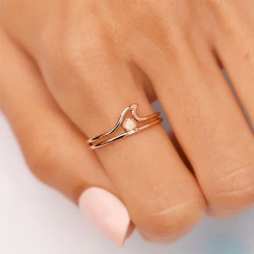 Vista 2 de Pura Vida Anillo de ópalo chapado en oro rosa o plata con piedra blanca o azul, base de latón, diseño elegante, talla 5-9, Oro, rosa, latón,