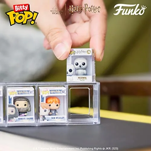 Vista 11 de Funko Bitty POP! HP - Harry en Robe con Bufanda, Pack de 4 - Harry Potter, Draco Malfoy, Dobby y una Mini Figura Misterio Sorpresa - 2.2 Cm