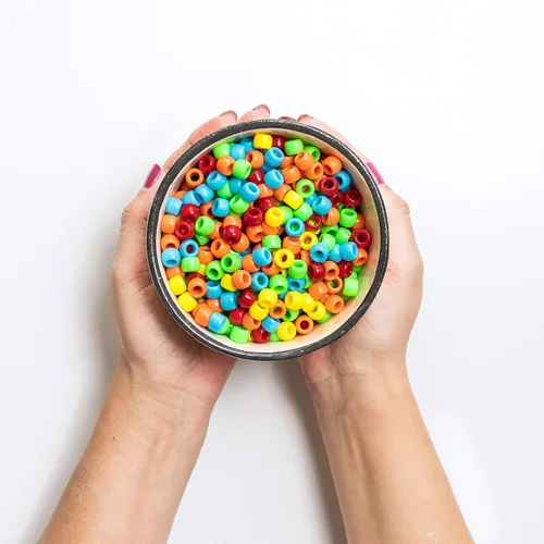 Vista 2 de Más de 1000 cuentas multicolor neón de 9 x 6 pulgadas, cuentas brillantes para manualidades, pulseras y proyectos de arte creativo para 4 años