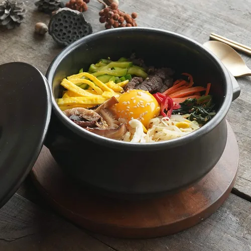 Vista 5 de Tazón de piedra coreana prémium con tapa y bandeja, olla caliente Dolsot de 37 onzas para bibimbap y sopa, utensilios de cocina de cerámica
