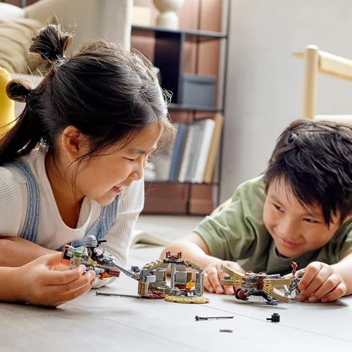 Vista 3 de LEGO Star Wars: The Mandalorian Trouble on Tatooine 75299 Impresionante kit de construcción de juguetes para niños que incluye The Child, nuevo 2021