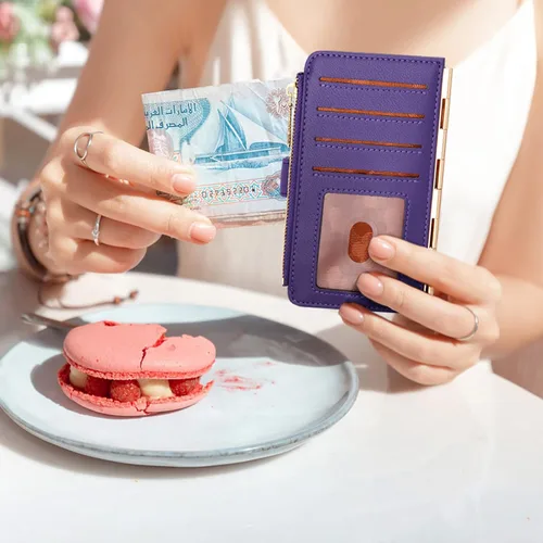 Vista 6 de Badiya Tarjetero de crédito para mujer, con bloqueo RFID, delgada, plegable, con bolsillo con cremallera y 3 ventanas para identificación, Violeta