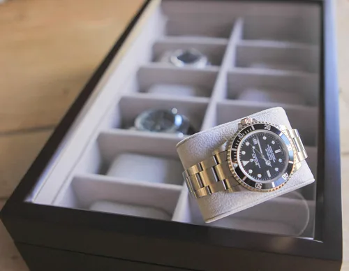 Vista 8 de CASE ELEGANCE Caja organizadora de reloj de madera expreso con monograma de 12 ranuras con tapa de cristal