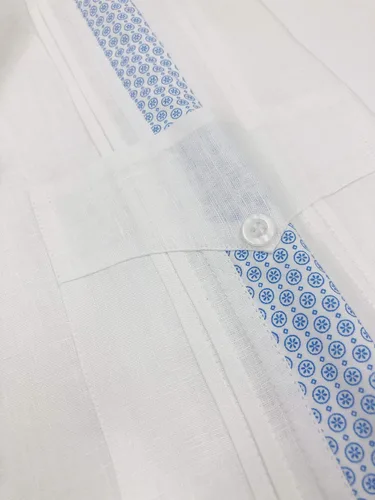Vista 3 de Guayabera - Funda larga para hombre, 100% lino, estilo clásico, 4 bolsas y Tucks blanco con detalles finos en azul cielo.