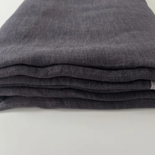 Vista 5 de Tela de lino gris suave al tacto, material transpirable ligero y natural, ideal para ropa elegante y cómoda y proyectos de decoración del hogar