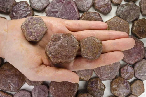 Vista 2 de Fantasia Materiales: Rubí grande de 1 libra en forma hexigonal natural piedras ásperas de la India