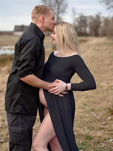 Vista 2 de YnimioAOX Vestido de maternidad de manga larga con hombros descubiertos para mujer, para fotografía, vestido de maternidad de gasa para sesión
