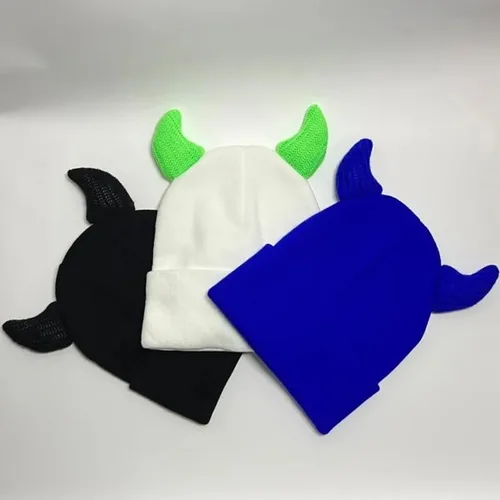 Vista 4 de ZITEZHGO Gorro de punto Kawaii con cuerno de diablo para mujeres, hombres y niñas, divertido sombrero de fiesta de Halloween Y2K, gorro de cubo