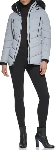 Vista 2 de GUESS Abrigo acolchado con capucha para clima frío para mujer