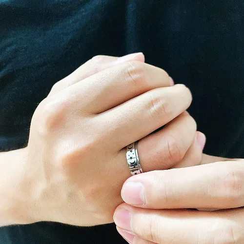 Vista 4 de Anillos giratorios de acero inoxidable de titanio con estrella de luna negra para mujeres y hombres, delicados antiansiedad, alivio del estrés