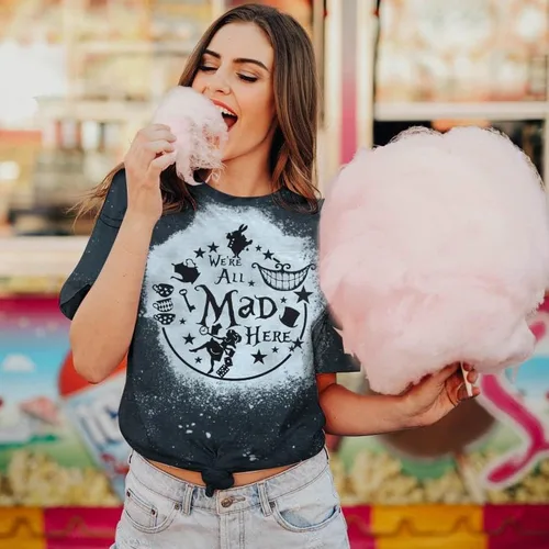 Vista 2 de Camiseta de Alicia en el país de las maravillas para mujer, camisetas de vacaciones con texto en inglés "We're All Mad Here", camiseta de fiesta