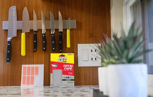Vista 12 de Super Glue, Rollo de cinta total, fuerte adhesivo de construcción para interiores y exteriores, soporta 300 libras por rollo, unión permanente