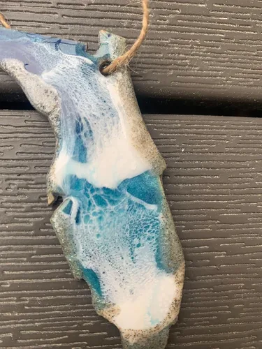 Vista 3 de Adorno navideño de Florida, arte de resina hecho a mano es único en su clase, adorno de Navidad estatal con arena real y olas del océano