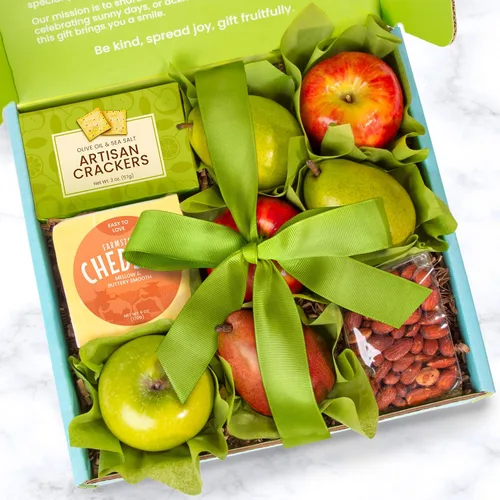 Vista 2 de Un regalo dentro de la cesta de frutas frescas con galletas mezcladas de frutas frescas, queso y aceite de oliva – Cesta de regalo de frutas gourmet