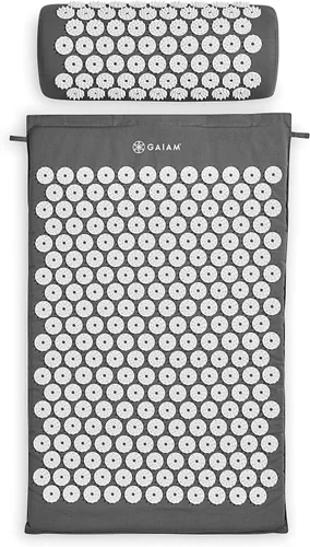 Vista 2 de Juego de tapete de acupresión y almohada Gaiam, alfombrilla de masaje estilo acupuntura y almohada, alivio para el nervio ciático, tensión muscular
