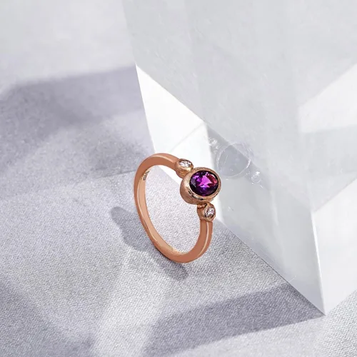 Vista 4 de Tienda Essentials Anillo de plata de ley chapada en oro con amatista y elementos infinitos con circonita cúbica con acabado texturizado