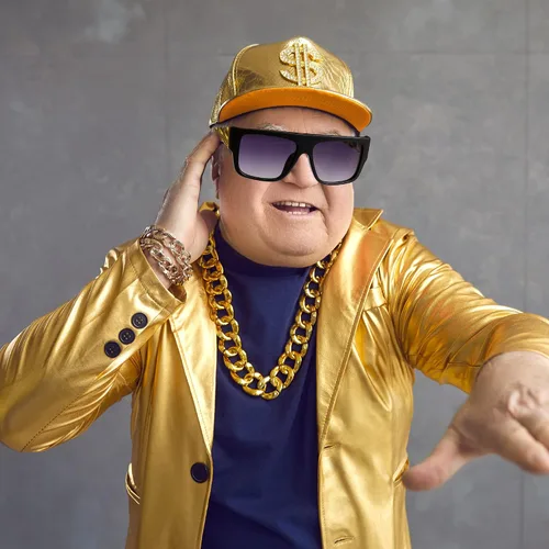 Vista 6 de YAROMO 80s 90s Costumes Outfit for Men Women, Hip Hop Costume Kit Metal Chain Flat Top Sunglasses Rapper Big Chain Necklace and Bracelet Hip Hop