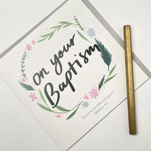 Vista 2 de Old English Co. Bonita tarjeta de bautismo para niño o niña, tarjeta religiosa floral para celebración de un día especial, para ahijado, ahijada