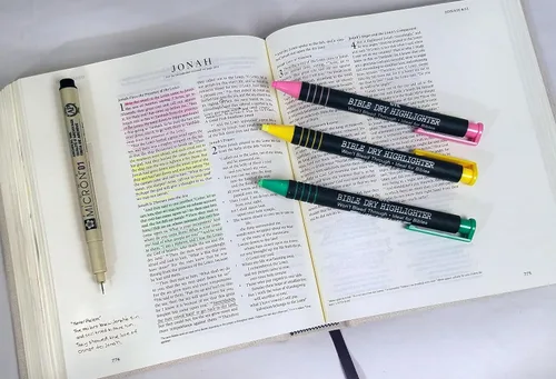 Vista 2 de G.T. Luscombe Company, Inc. Kit de estudio de revestimiento seco para la Biblia, seguro para la Biblia, tinta pigmentada sin sangrado, sin manchas