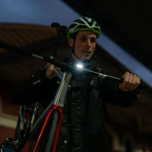 Vista 4 de Knog Frog Front Bike Light - Iconic Bicycle Light Reborn with Bright 40 Lumen LED Output, 9 Light Modes, Flexible Mount, USB-C Rechargeable, 20g