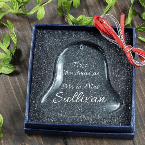 Vista 3 de Adorno personalizado de campana de cristal de 2.75 pulgadas, adorno colgante de vidrio transparente grabado personalizado para parejas, bodas