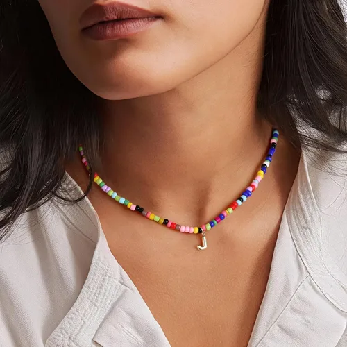 Vista 3 de M MOOHAM Collares con iniciales de cuentas coloridas para niñas, mujeres y niños, lindo collar de letras bohemias con cuentas delicadas, joyería