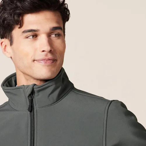 Vista 4 de Tienda Essentials Chaqueta Softshell resistente al agua para hombre grande y alto