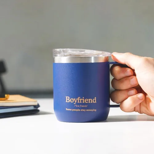 Vista 5 de VAHDAM Taza Boyfriend de 10.1 fl oz Taza de viaje aislada al vacío de acero inoxidable azul real Regalo del día de San Valentín para él Taza