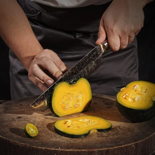 Vista 4 de Wakoli EBO BBQ Hamokiri - Cuchillo de carnicero de damasco de 7.9 pulgadas Acero con núcleo VG10 de 67 capas Mango de madera de roble oscuro