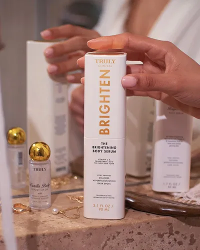 Vista 10 de Truly Suero corporal iluminador de belleza Corrector de manchas oscuras con vitamina C y ácido tranexámico Ayuda a decolorar