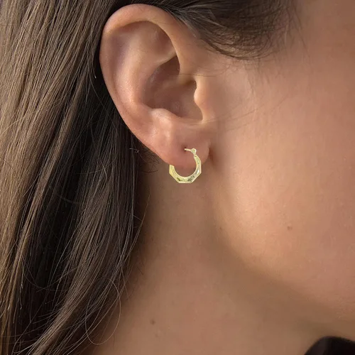 Vista 3 de Aretes de aro de oro amarillo macizo de 14 quilates con cierre de bisagra, bambú, texturizados, corte de diamante, hexagonal, cuadrado, redondo