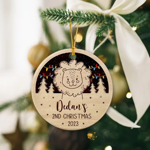 Vista 5 de Adorno de cerámica personalizado para la segunda Navidad de león para bebé, regalo de 2º adorno de árbol de Navidad de león para bebé, recuerdo