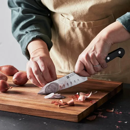Vista 2 de ZWILLING J.A. Henckels ZWILLING Pro - Cuchillo Santoku con borde hueco de 5.5 pulgadas Acero inoxidable